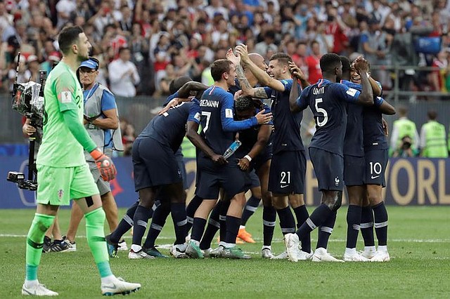 RUSIA. Jugadores franceses celebran la victoria tras el partido Francia-Croacia, final del Mundial de Fútbol de Rusia 2018