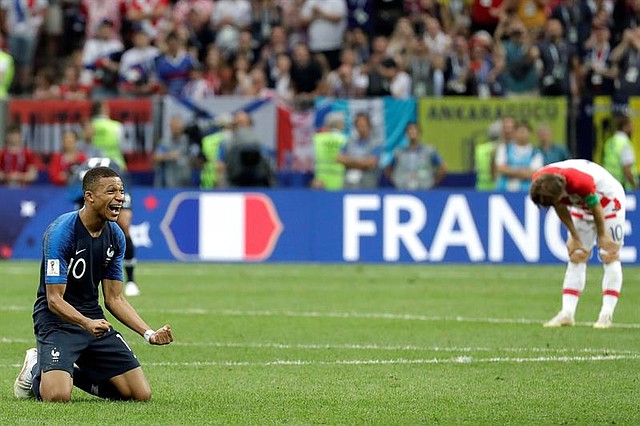 RUSIA. El delantero francés Kylian Mbappé (i) celebra la victoria de su selección tras la final del Mundial de Fútbol de Rusia 2018
