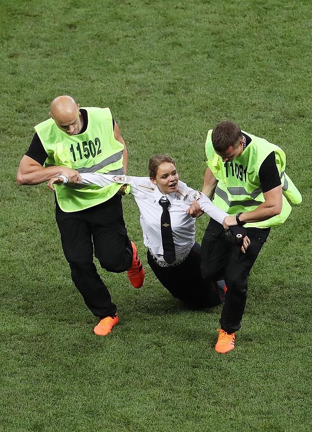 RUSIA. Cuatro personas invadieron el terreno de juego en la final del Mundial