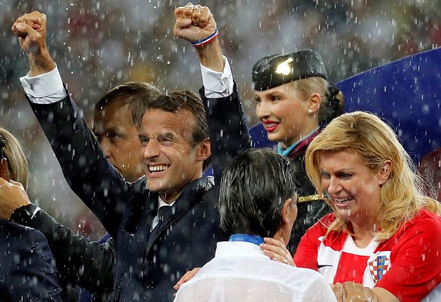 Emmanuel Macron, presidente de Francia, y Kolinda Grabar-Kitarović, presidenta de Croacia, en la final de Rusia 2018