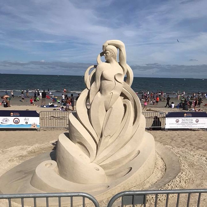 Fergus Mulvany fue ganador del cuarto lugar del Festival Internacional de Esculturas de Arena de Revere Beach 2018, con su obra “Breath In and Breath Out”