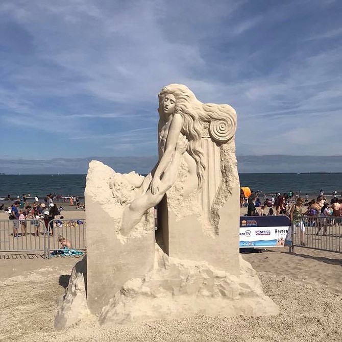 Escultura “Vanishing Muse”, de Pavel Mylnikov, ganadora del primer lugar en el Festival de Esculturas de Arena de Revere Beach 2018