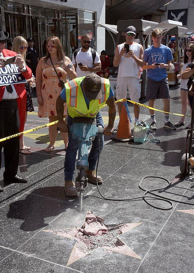 EEUU. Un grupo de trabajadores retiran los restos dañados de la estrella del presidente estadounidense, Donald J. Trump, tras que fuera destruida durante la noche, hoy, miércoles 25 de julio de 2018, en el Paseo de la Fama de Hollywood, Los Ángeles (EE.UU.). Un sospechoso está bajo custodia en el Departamento de Policía de Los Ángeles.