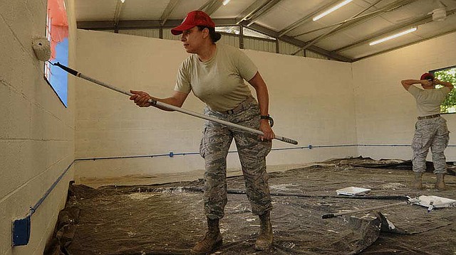 ELSALVADOR. Militares estadounidense en las labores de construcción de la escuela.