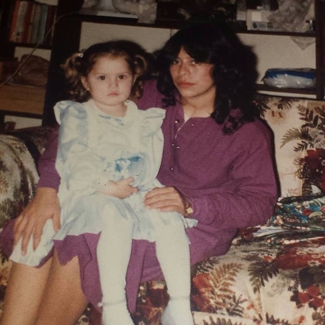 INFANCIA. La directora de LULAC de pequeña sobre el regazo de su madre, Norma, cuando vivían en Los Ángeles.