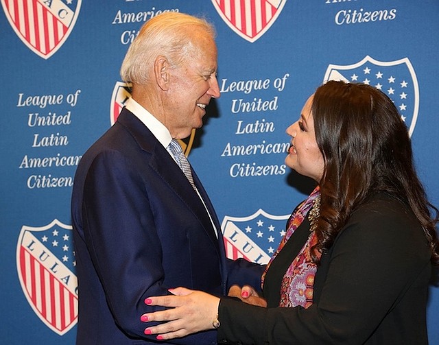 LÍDER. Sindy Benavides, directora ejecutiva de LULAC junto al ex vicepresidente de EE.UU., Joe Biden.