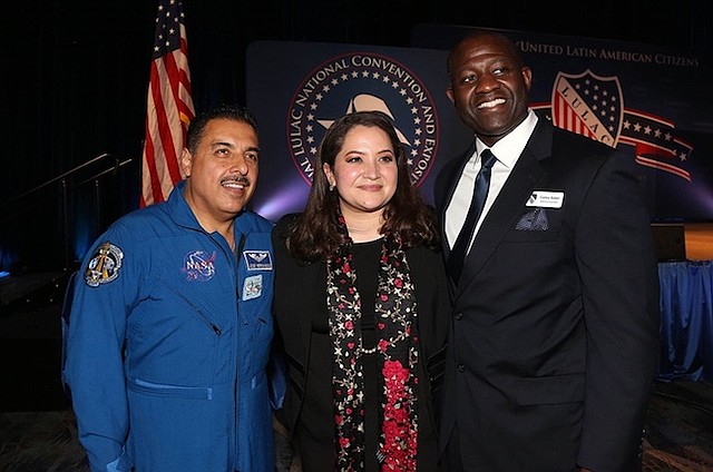 LULAC. Durante la última convención de LULAC, el astronauta José Hernández (izq.), Sindy Benavides (cen.), y su esposo Carlos Suber (der.).