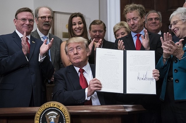 ADMINISTRACIÓN. El presidente Trump en la Casa Blanca después de firmar una orden ejecutiva que hace modificaciones al cuidado de la salud.