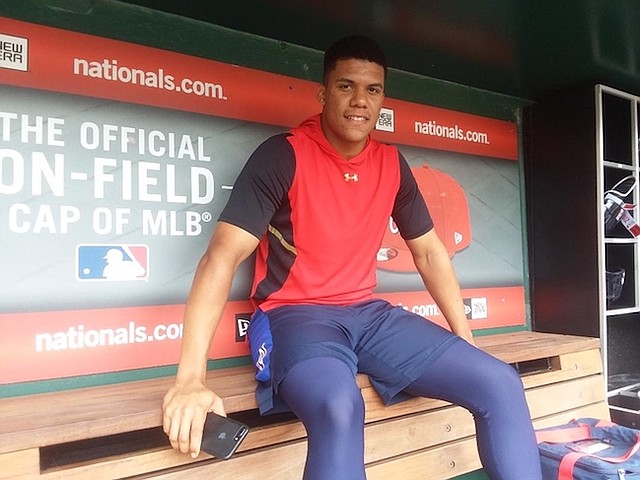 ENTRENAMIENTO. Juan Soto en la cancha del estadio de los Nacionales donde diariamente acude para sus prácticas y entrenamiento.
