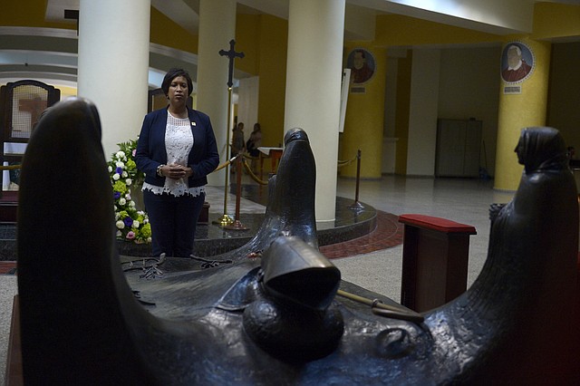 Durante su estadía, el primer día en el país, la alcaldesa visitó la cripta del beato Óscar Arnulfo Romero en Catedral Metropolitana.