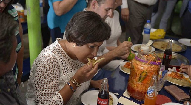 EL SALVADOR. Muriel Bowser se deleitó con el platillo salvadoreño