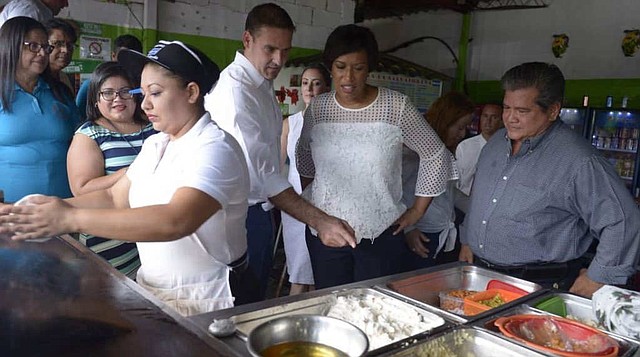 EL SALVADOR. En su camino a San Salvador, Muriel Bowser, hizo una parada en el pupusódromo de Olocuilta
