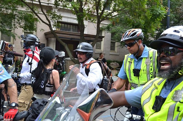 EE.UU. Supremacistas blancos asisten a la manifestación Unite The Right en Washington, DC