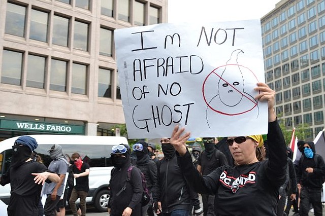EE.UU. Manifestantes antifascistas protestan en Washington D.C.