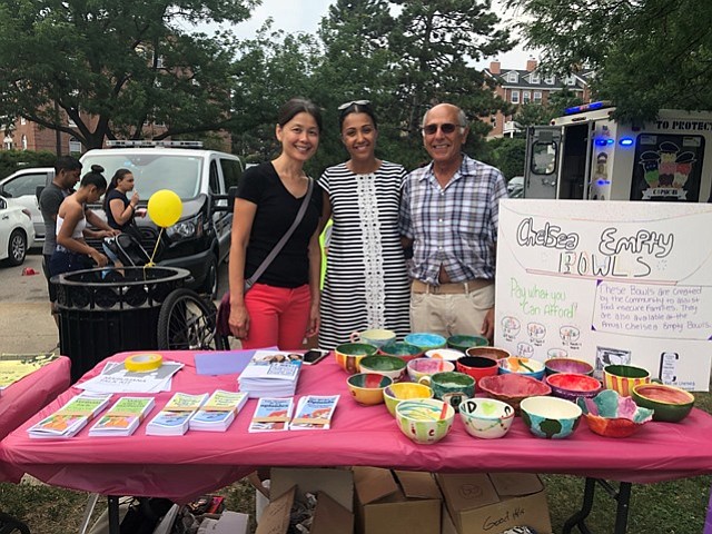 Funcionarios del Municipio de Chelsea: (De Izq. a Der.) Yasmine Hung (Youth substance prevention coordinator), Gisabel Horta (WIC community coordinator) y Ron Fishman (Healthy Chelsea community coordinator)