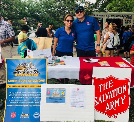 Capitanes: Brenda González e Isabel González colaborando con el Salvation Army.