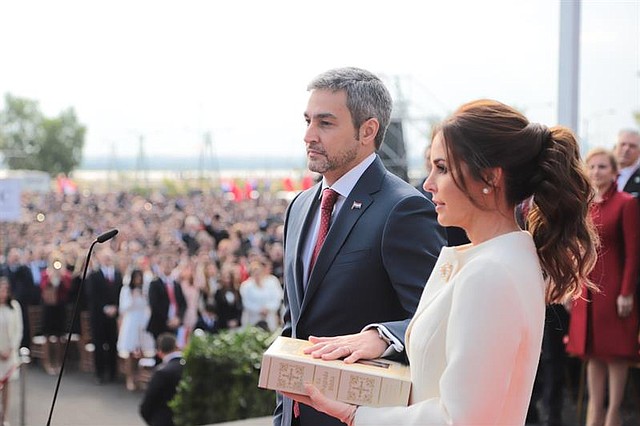 ASUNCIÓN. Fotografía cedida por Prensa Oficial Mario Abdo Benítez. Muestra al presidente electo de Paraguay, Mario Abdo Benítez (i), junto con su esposa Silvana López (d), mientras jura ante el presidente del Congreso Nacional, Silvio Ovelar, el miércoles 15 de agosto de 2018
