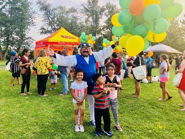 Los niños disfrutaron la visita del famoso Pizarrín.