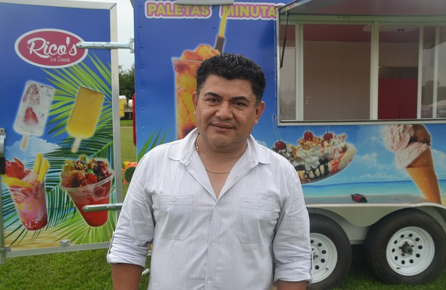 EMPRENDEDOR. Rigoberto Flores, propietario de JR Services un restaurante y camión de helados, dice que la visita de Bowser beneficiará a Intipucá.