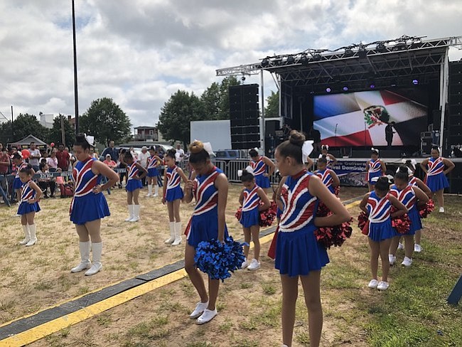 La talentosas bailarinas del grupo Fuerza Internacional