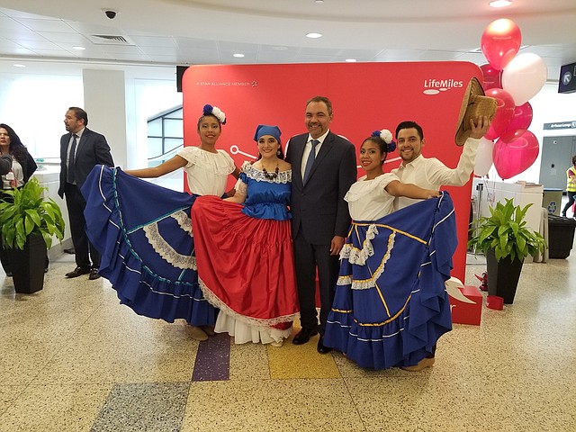 El cónsul de El Salvador en Boston, Rudy Lazo, junto a Verónica Robles y bailarines salvadoreños. | FOTO: El Planeta Media