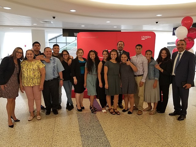 La familia Mejía con once integrantes aprovechó la promoción inaugural de Avianca para viajar todos juntos. | FOTO: El Planeta Media