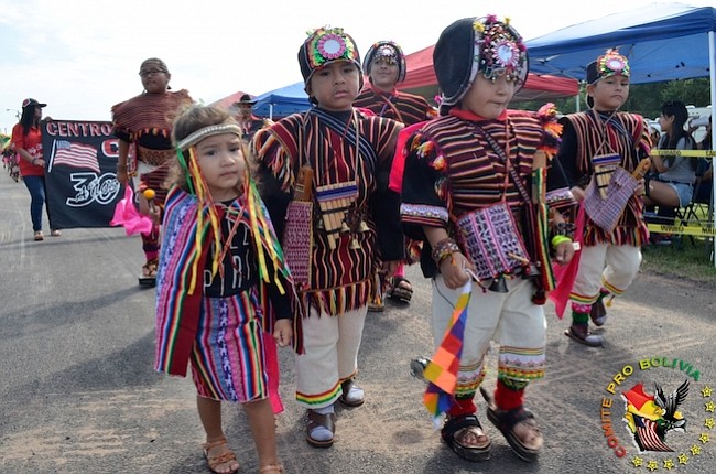 DEDICACIÓN. Los participantes importan trajes y elementos decorativos para lucirlos en el Festival.