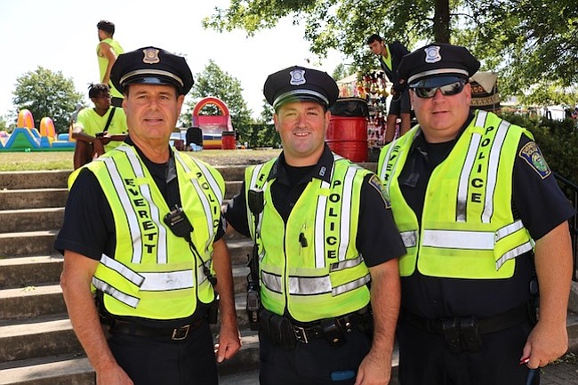 El Departamento de Policia de Everett apoya el Festival. El año pasado estuvieron el cpitán Rick Baster, John FitzPatrick y Joe Gaff