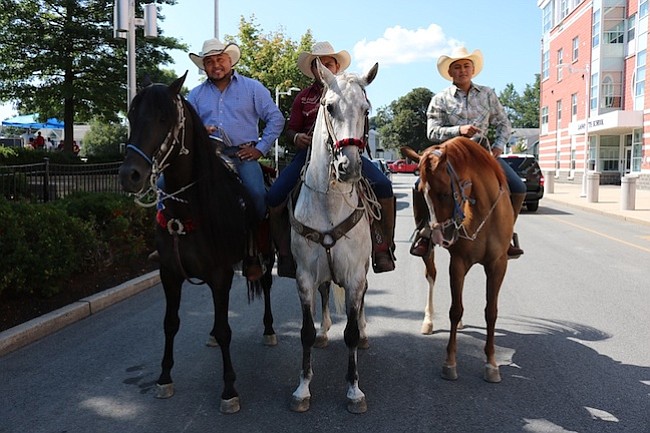 Juan, Cesar, y Juan Jr Gonzalez con los caballos bailarines