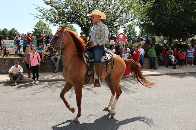 Juan Gonzalez Jr  muestra su talentoso caballo en la edición 2017 del Festival Multicultural de Everett