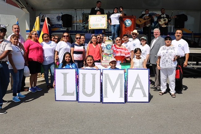 La directora ejecutiva de LUMA Lucy Pineda con lideres de la comunidad en el Festival de 2017