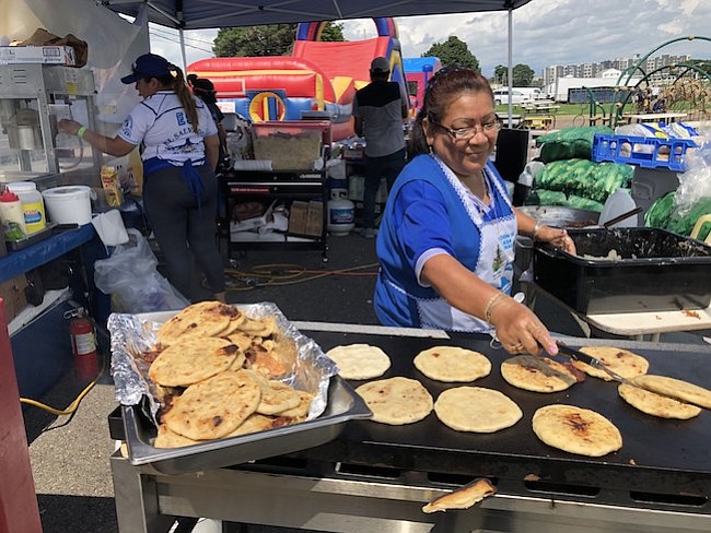 Rosa Amanda Hernández preparando deliciosas pupusas