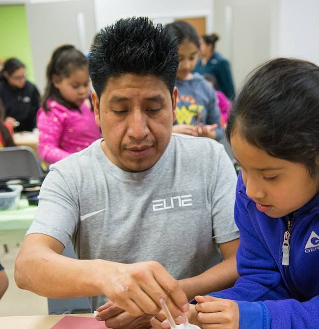 Creatividad. Un padre de familia y su hija juntos desarrollando su creatividad, este programa es posible gracias a una donación de $10 mil de Delta Dreams.