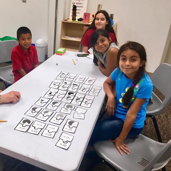 Matemáticas. Los niños aprenden las fracciones de una manera lúdica y con ayuda de materiales reciclados.
