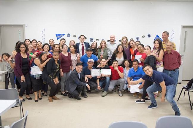 Inglés. Algunos de los vecinos del barrio conocido como Chirilagua que asistieron al segundo semestre del programa “Yo hablo inglés”.