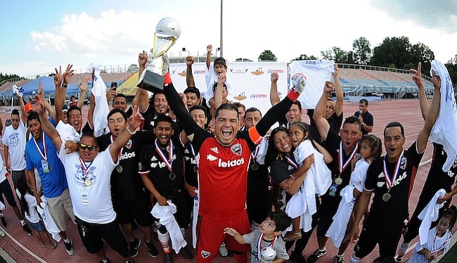 Walter Perdomo de Adi United levanta la copa de campeón del Torneo Apertura de la American Soccer League 2018 al derrotar a LJB Towing 4-1 en tiros de penal.