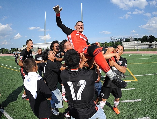 Walter Perdomo es levantado por los integrantes del equipo en celebración después de ganar el Torneo Apertura de la American Soccer League 2018.