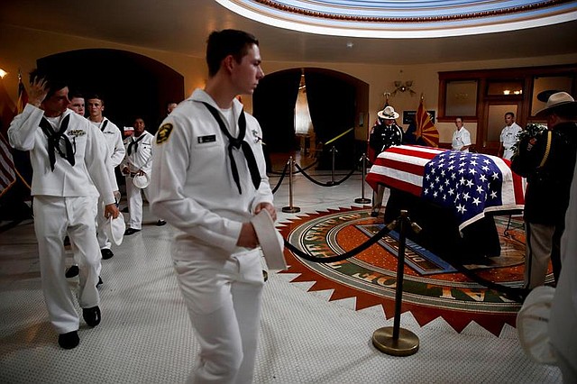 EE.UU. Cadetes de la marina de Estados Unidos presentan sus respetos al fallecido senador republicano John McCain, en la capilla ardiente montada en el Capitolio de Arizona