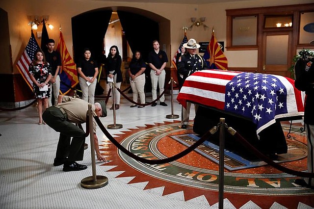 EE.UU. El exmarine Jose Cordero Torres, veterano de la guerra de Vietnam presenta sus respetos al fallecido senador republicano John McCain, en la capilla ardiente montada en el Capitolio de Arizona