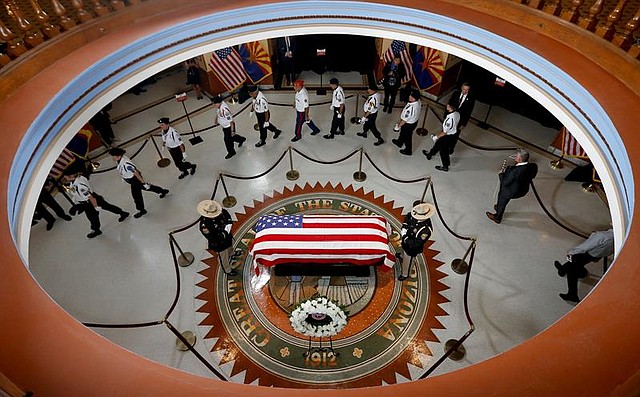 EE.UU. Veteranos presenta sus respetos al fallecido senador republicano John McCain, en la capilla ardiente montada en el Capitolio de Arizona