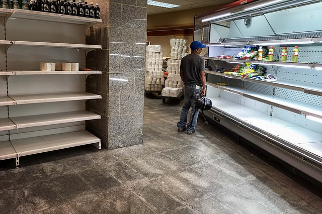 DESABASTECIMIENTO. Imagen de los estantes parcialmente vacíos de un supermercado de Caracas, Venezuela, el martes 28 de agosto de 2018.