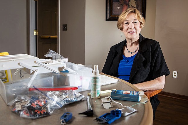 York creó Hear Now mobile hearing solutions, un negocio dedicado a la limpieza de dispositivos de audición y a chequear los oídos de adultos mayores que viven en hogares.