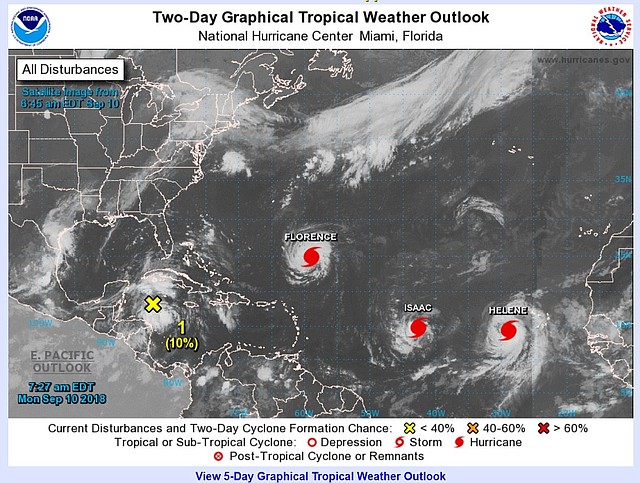 CLIMA. Imagen de la Administración Nacional de Océanos y Atmósfera (NOAA) que muestra a los huracanes Florence, Isaac y Helene mientras prosiguen su avance en aguas del Atlántico, el lunes 10 de septiembre de 2018