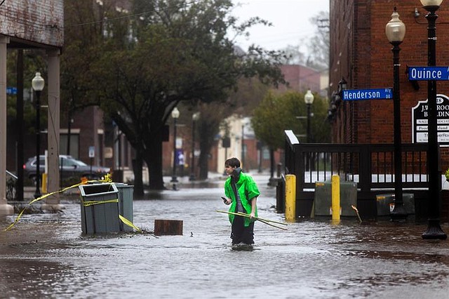 CLIMA. Varios vecinos caminan por una calle inundada tras el paso del huracán Florence, en Wilmington, Carolina del Norte