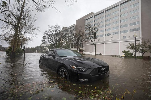 CLIMA. Aguas altas inundan un auto mientras el huracán Florence llega a tierra en el centro de Wilmington, Carolina del Norte EE.UU.