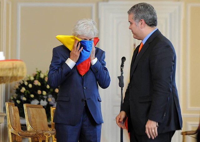 FÚTBOL. Fotografía cedida por la presidencia de Colombia del mandatario Iván Duque durante la entrega del pabellón nacional al extécnico de la selección Colombia de fútbol, José Pékerman