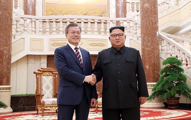 POLÍTICA. El presidente surcoreano, Moon Jae-in y el líder norcoreano, Kim Jong-un, se reúnen en la sede del Comité Central del Partido de los Trabajadores en Pionyang