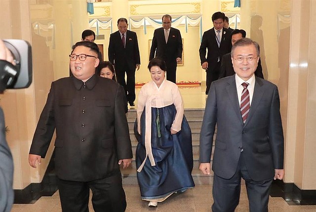 POLÍTICA. El presidente surcoreano, Moon Jae-in y el líder norcoreano, Kin Jong-un asisten a un concierto de bienvenida, interpretado por la Orquesta Samjiyon de Corea del Norte en el Teatro Pionyang