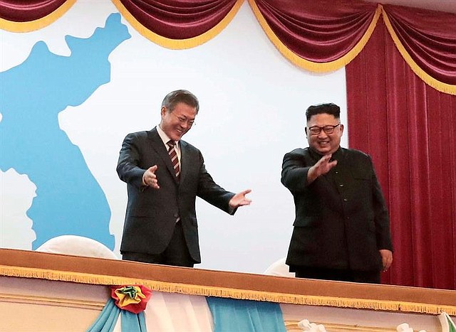POLÍTICA. El presidente surcoreano, Moon Jae-in y el líder norcoreano, Kin Jong-un asisten a un concierto de bienvenida, interpretado por la Orquesta Samjiyon de Corea del Norte en el Teatro Pionyang