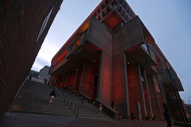Con iluminación de color naranja, un color escogido porque es neutral y está presente en muchas culturas latinas, el edificio del City Hall de Boston celebra el Mes de la Herencia Hispana.